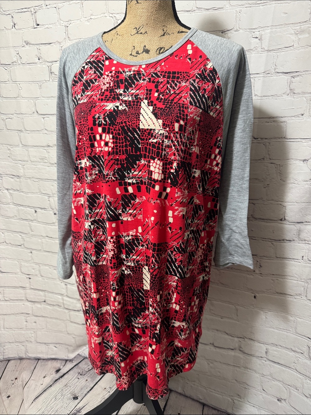 LuLaRoe Randy Women’s Red Patterned Raglan Sleeve 3/4 sleeve baseball T